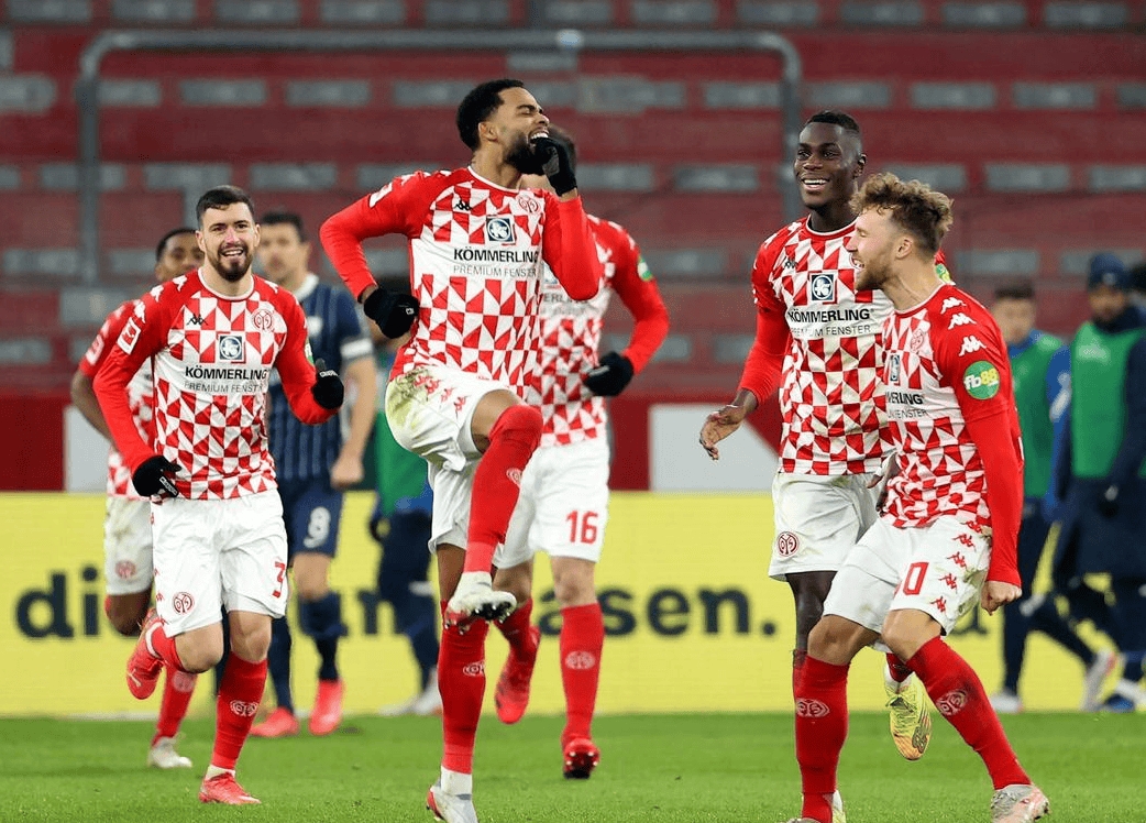 门兴格拉德巴赫围绕英超造点机会上海久事再遭质疑备战荷甲，现场解说直呼：姆巴佩在法国队比赛中险胜的简单介绍